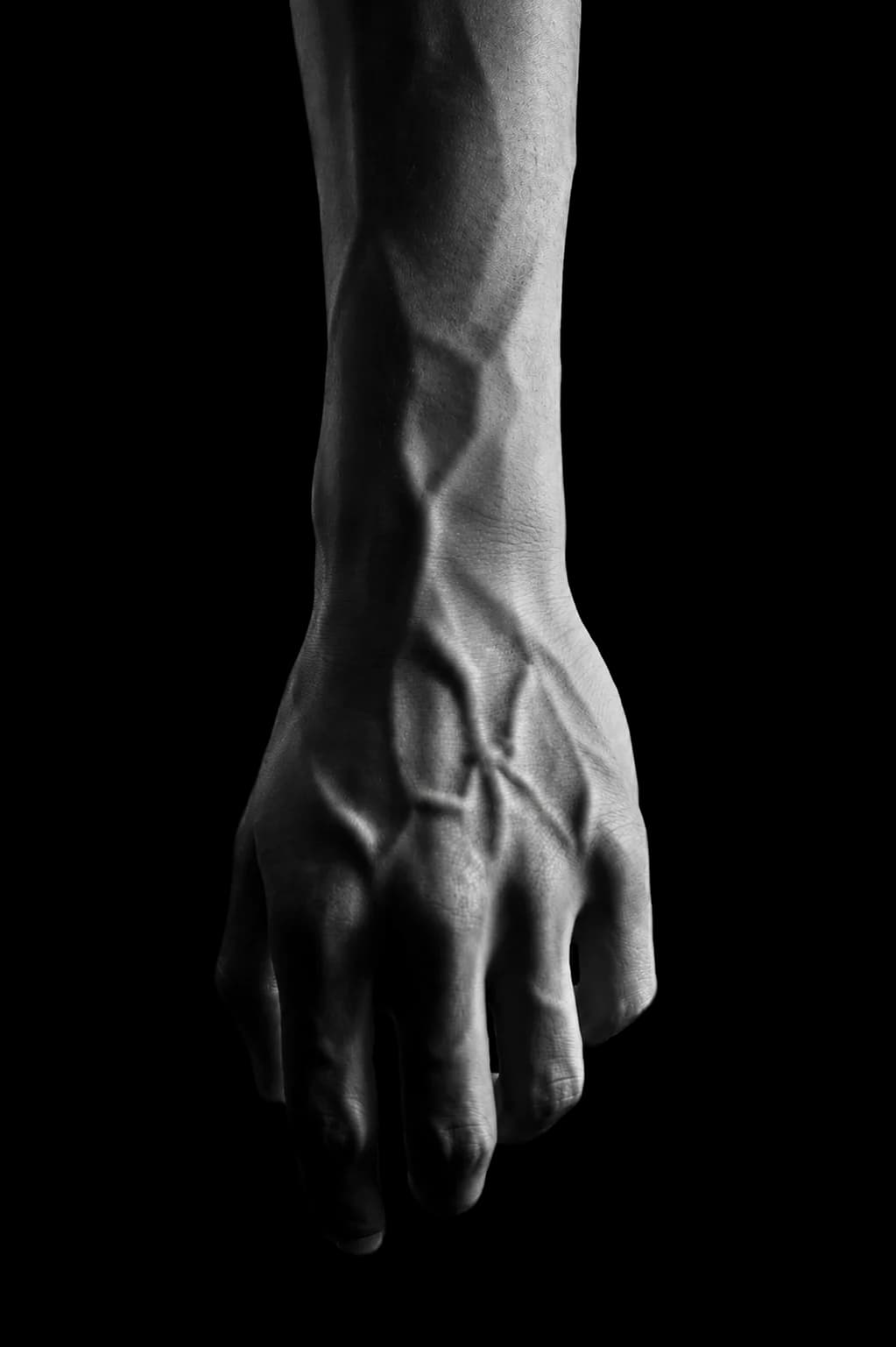 A bare wrist, ready for the Éclat
